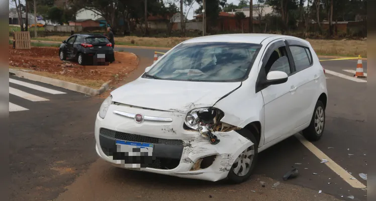 Carro na contramão colide contra outro veículo em mercado