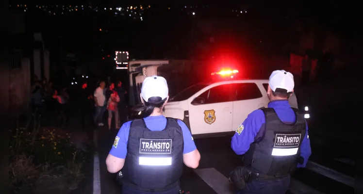 Caminhão carregado com caixas de leite tomba em subida no Nova Rússia