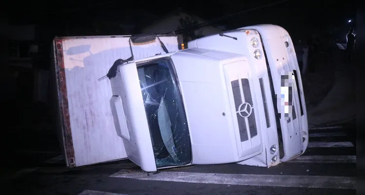 Caminhão carregado com caixas de leite tomba em subida no Nova Rússia