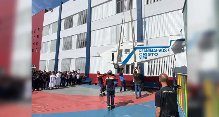 Colégio Sagrado Coração de Jesus recebe avião construído por Padre Albino Dziadzio