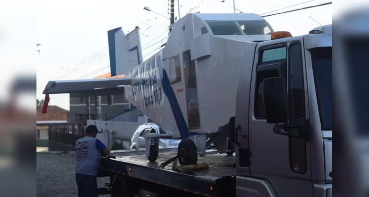 Colégio Sagrado Coração de Jesus recebe avião construído por Padre Albino Dziadzio