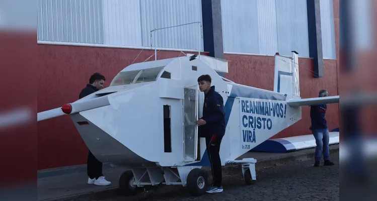 Colégio Sagrado Coração de Jesus recebe avião construído por Padre Albino Dziadzio