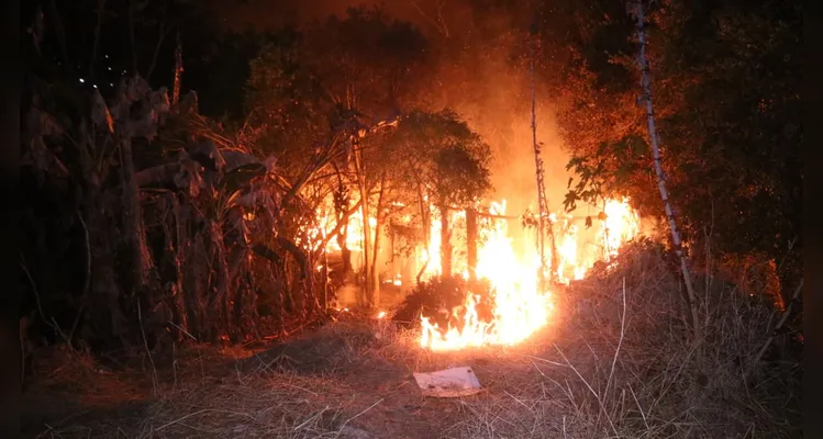 Casas de madeira são destruídas durante incêndio em Ponta Grossa