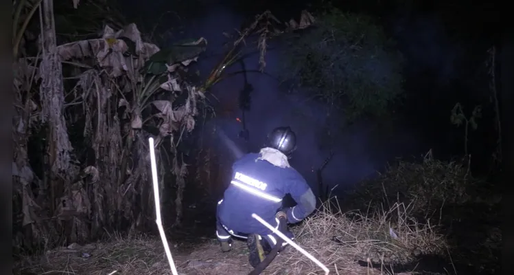 Casas de madeira são destruídas durante incêndio em Ponta Grossa