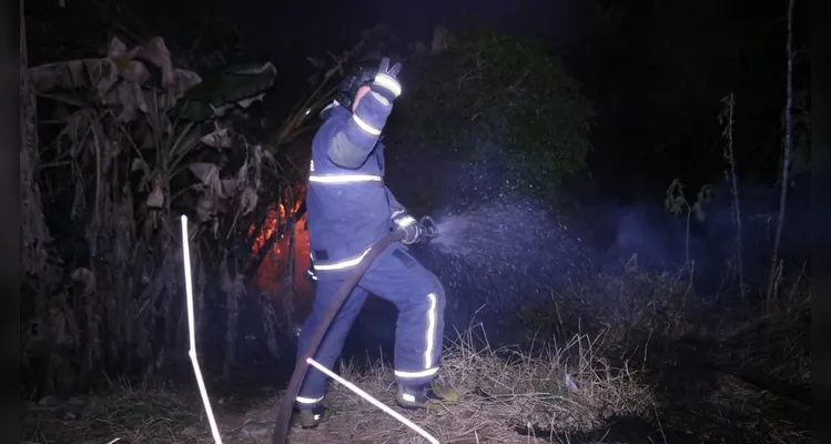 Casas de madeira são destruídas durante incêndio em Ponta Grossa