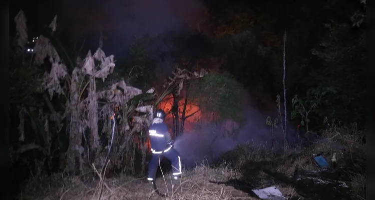 Casas de madeira são destruídas durante incêndio em Ponta Grossa