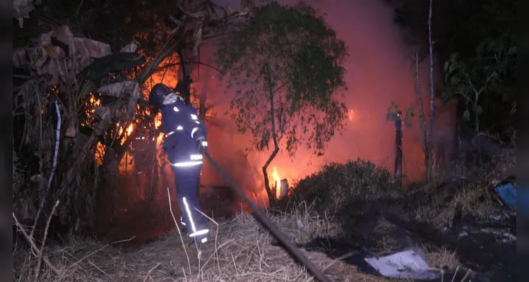Casas de madeira são destruídas durante incêndio em Ponta Grossa