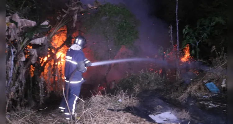 Casas de madeira são destruídas durante incêndio em Ponta Grossa
