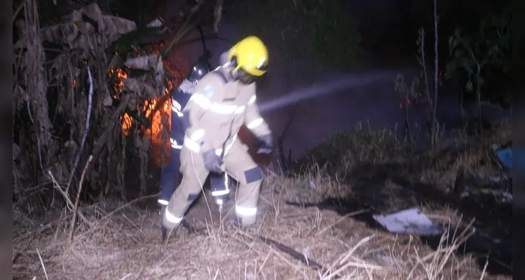 Casas de madeira são destruídas durante incêndio em Ponta Grossa