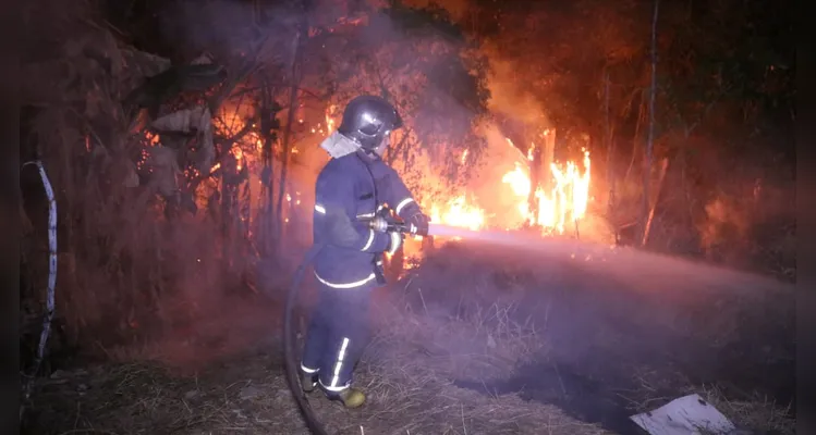 Casas de madeira são destruídas durante incêndio em Ponta Grossa