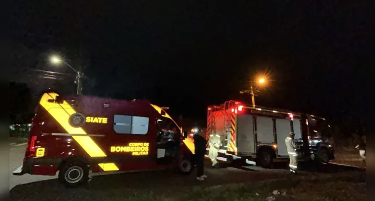 Carro cai em barranco e colide contra imóvel no bairro Oficinas, em PG