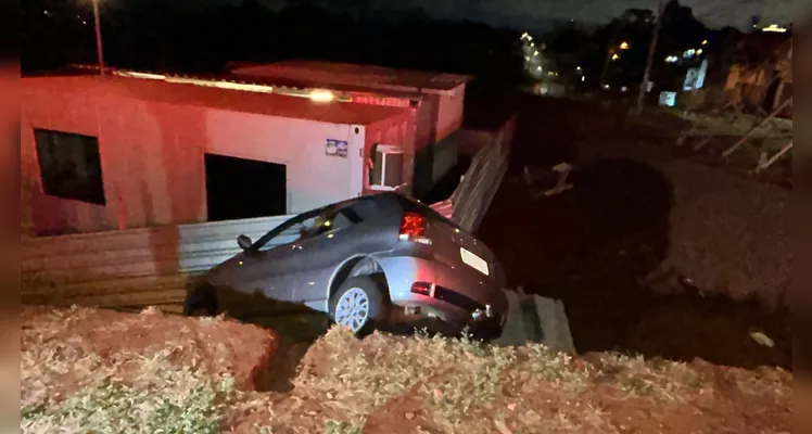 Carro cai em barranco e colide contra imóvel no bairro Oficinas, em PG