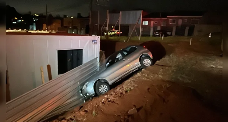 Carro cai em barranco e colide contra imóvel no bairro Oficinas, em PG