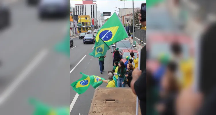 Manifestação pró-Bolsonaro reúne apoiadores no Centro de PG