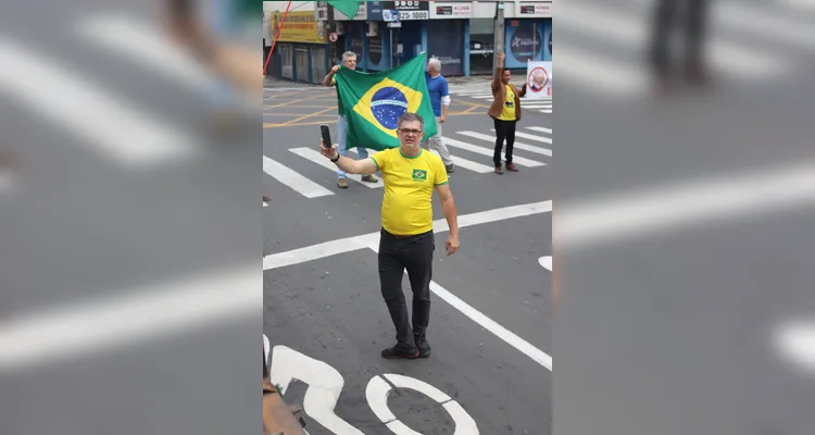 Manifestação pró-Bolsonaro reúne apoiadores no Centro de PG
