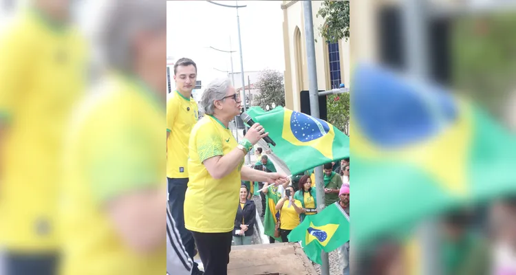Manifestação pró-Bolsonaro reúne apoiadores no Centro de PG