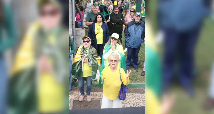 Manifestação pró-Bolsonaro reúne apoiadores no Centro de PG