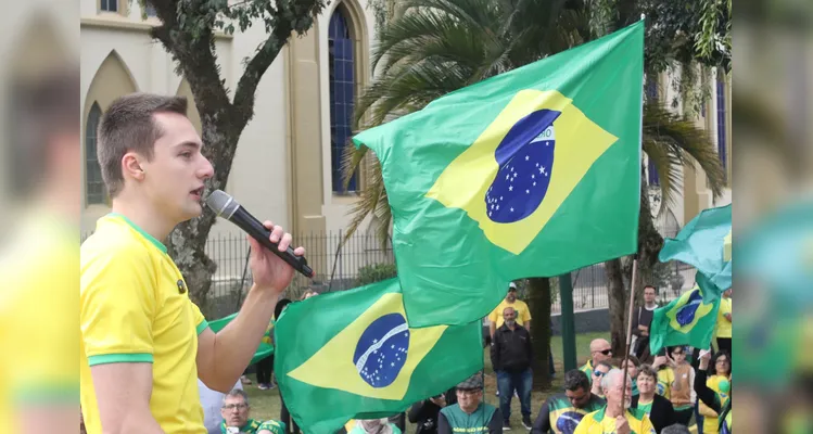 Manifestação pró-Bolsonaro reúne apoiadores no Centro de PG