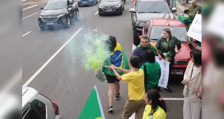 Manifestação pró-Bolsonaro reúne apoiadores no Centro de PG