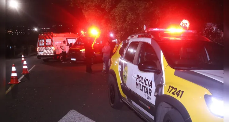Acidente envolvendo moto e carro deixa homem ferido em PG