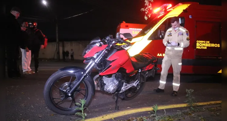 Acidente envolvendo moto e carro deixa homem ferido em PG