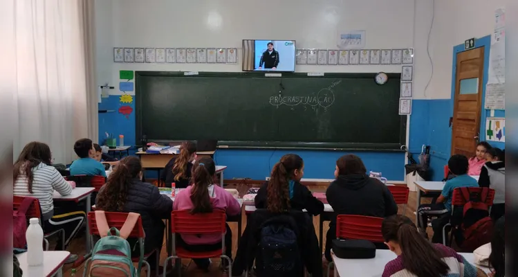 Para solidificar os aprendizados da videoaula, os alunos organizaram um teatro de sombras sobre o assunto.