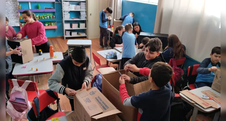 Para solidificar os aprendizados da videoaula, os alunos organizaram um teatro de sombras sobre o assunto.