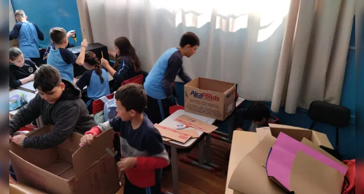 Para solidificar os aprendizados da videoaula, os alunos organizaram um teatro de sombras sobre o assunto.