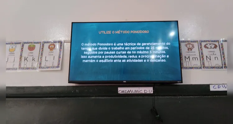 Para solidificar os aprendizados da videoaula, os alunos organizaram um teatro de sombras sobre o assunto.