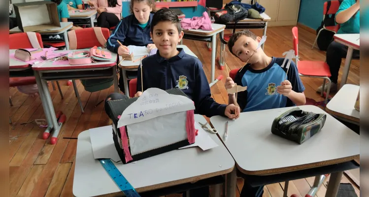 Para solidificar os aprendizados da videoaula, os alunos organizaram um teatro de sombras sobre o assunto.