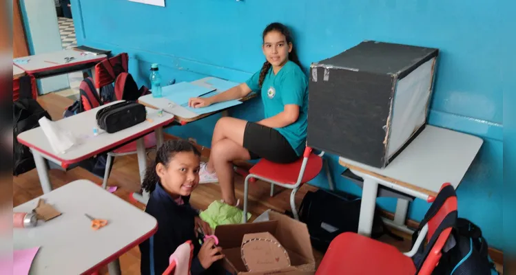 Para solidificar os aprendizados da videoaula, os alunos organizaram um teatro de sombras sobre o assunto.
