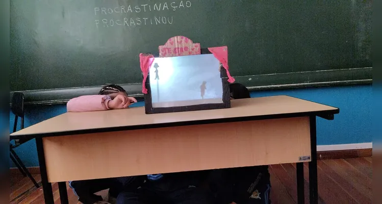 Para solidificar os aprendizados da videoaula, os alunos organizaram um teatro de sombras sobre o assunto.