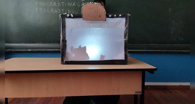Para solidificar os aprendizados da videoaula, os alunos organizaram um teatro de sombras sobre o assunto.