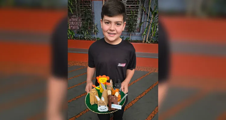 Para tornar o aprendizado ainda mais efetivo, os alunos confeccionaram representações dos personagens e dos cenário da obra.