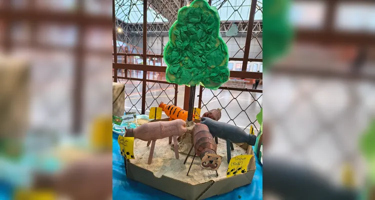 Para tornar o aprendizado ainda mais efetivo, os alunos confeccionaram representações dos personagens e dos cenário da obra.