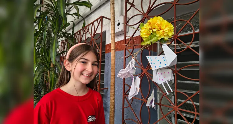 Para tornar o aprendizado ainda mais efetivo, os alunos confeccionaram representações dos personagens e dos cenário da obra.