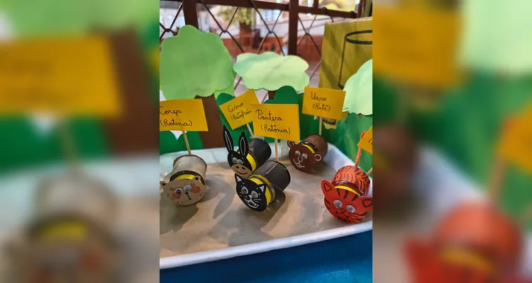 Para tornar o aprendizado ainda mais efetivo, os alunos confeccionaram representações dos personagens e dos cenário da obra.