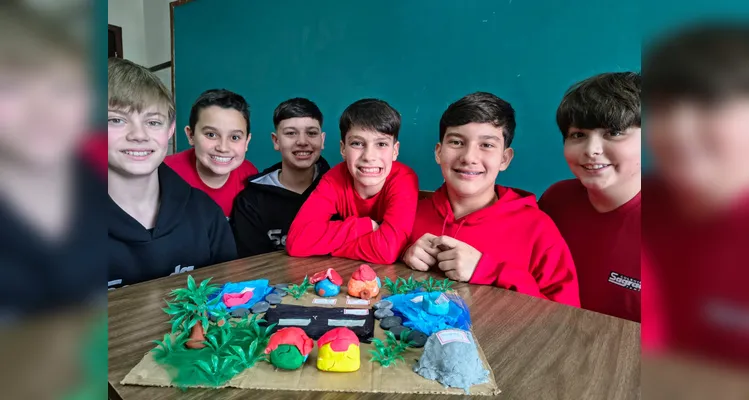 Os estudantes organizaram os mais variados trabalhos baseados na obra, como brinquedos com materiais recicláveis, reportagens, cartazes, entre outros.