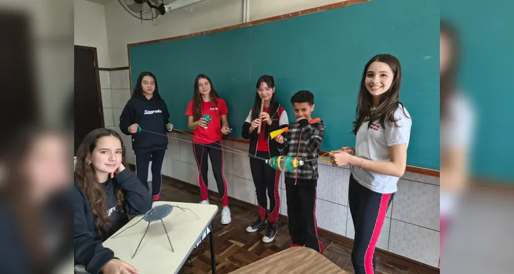 Os estudantes organizaram os mais variados trabalhos baseados na obra, como brinquedos com materiais recicláveis, reportagens, cartazes, entre outros.