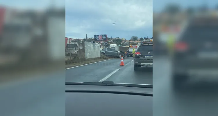 Carro invade pista contrária e deixa trânsito lento na BR-376 em PG