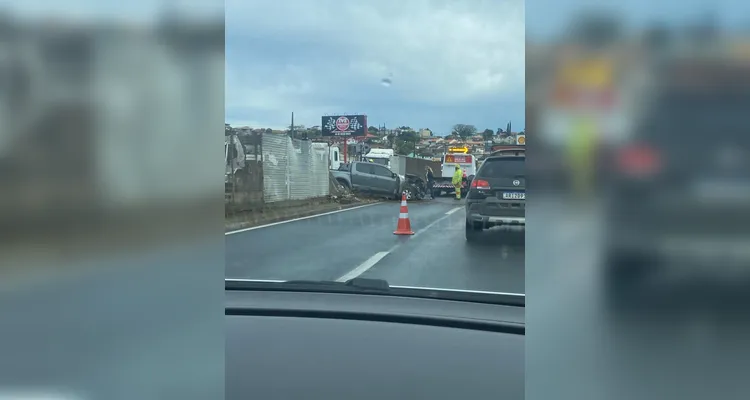 Carro invade pista contrária e deixa trânsito lento na BR-376 em PG