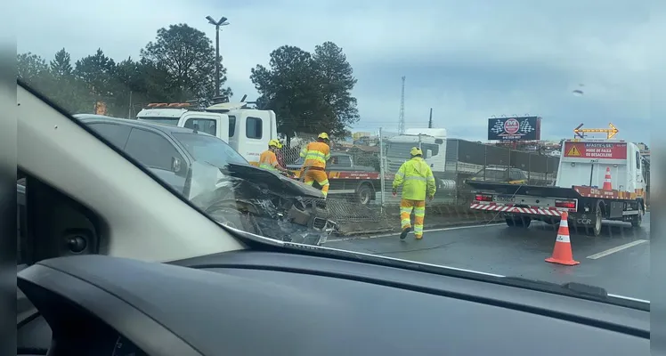 Carro invade pista contrária e deixa trânsito lento na BR-376 em PG