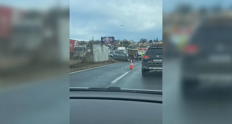 Carro invade pista contrária e deixa trânsito lento na BR-376 em PG