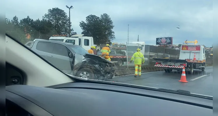 Carro invade pista contrária e deixa trânsito lento na BR-376 em PG