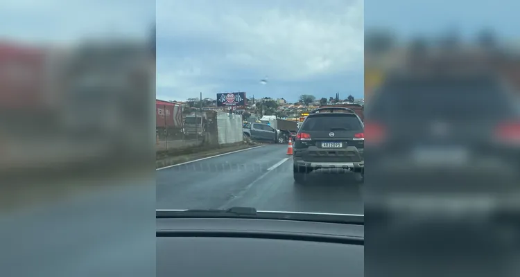 Carro invade pista contrária e deixa trânsito lento na BR-376 em PG