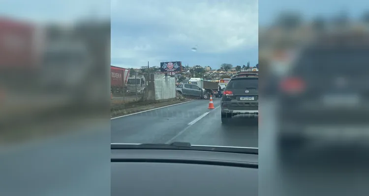 Carro invade pista e deixa trânsito lento na BR-376 em PG