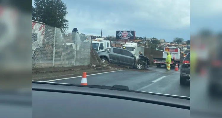 Carro invade pista contrária e deixa trânsito lento na BR-376 em PG