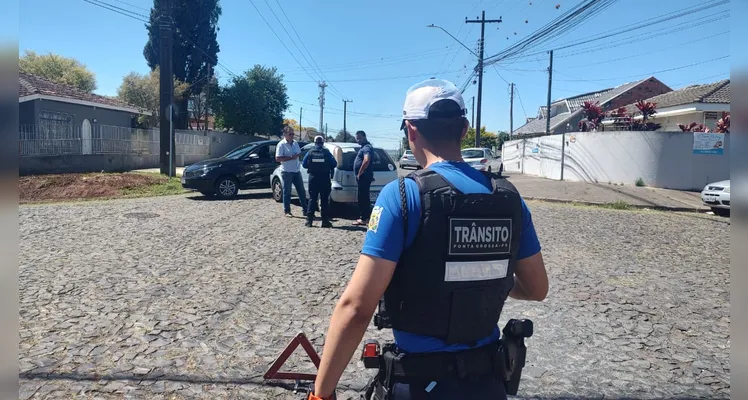 Colisão entre 'Palio' e 'Corsa' é registrado no Jardim Carvalho