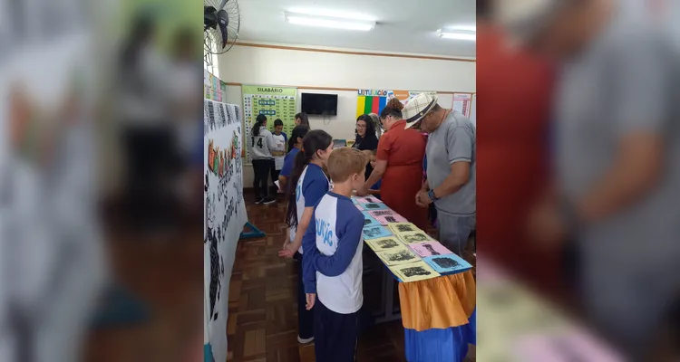 Como resultado dos estudos, os alunos apresentaram os trabalhos sobre a temática na feira cultural da escola.