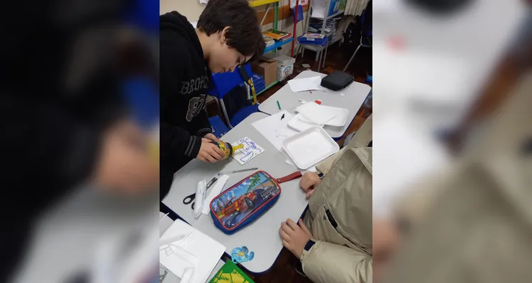 Como atividades, os alunos pesquisaram a música "Asa Branca" e confeccionaram seus próprios cordéis.